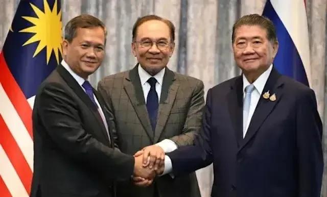 柬埔寨首相洪玛奈笑到了最后，据报道，泰国和柬埔寨方面同意停火，停火协议午夜生效。