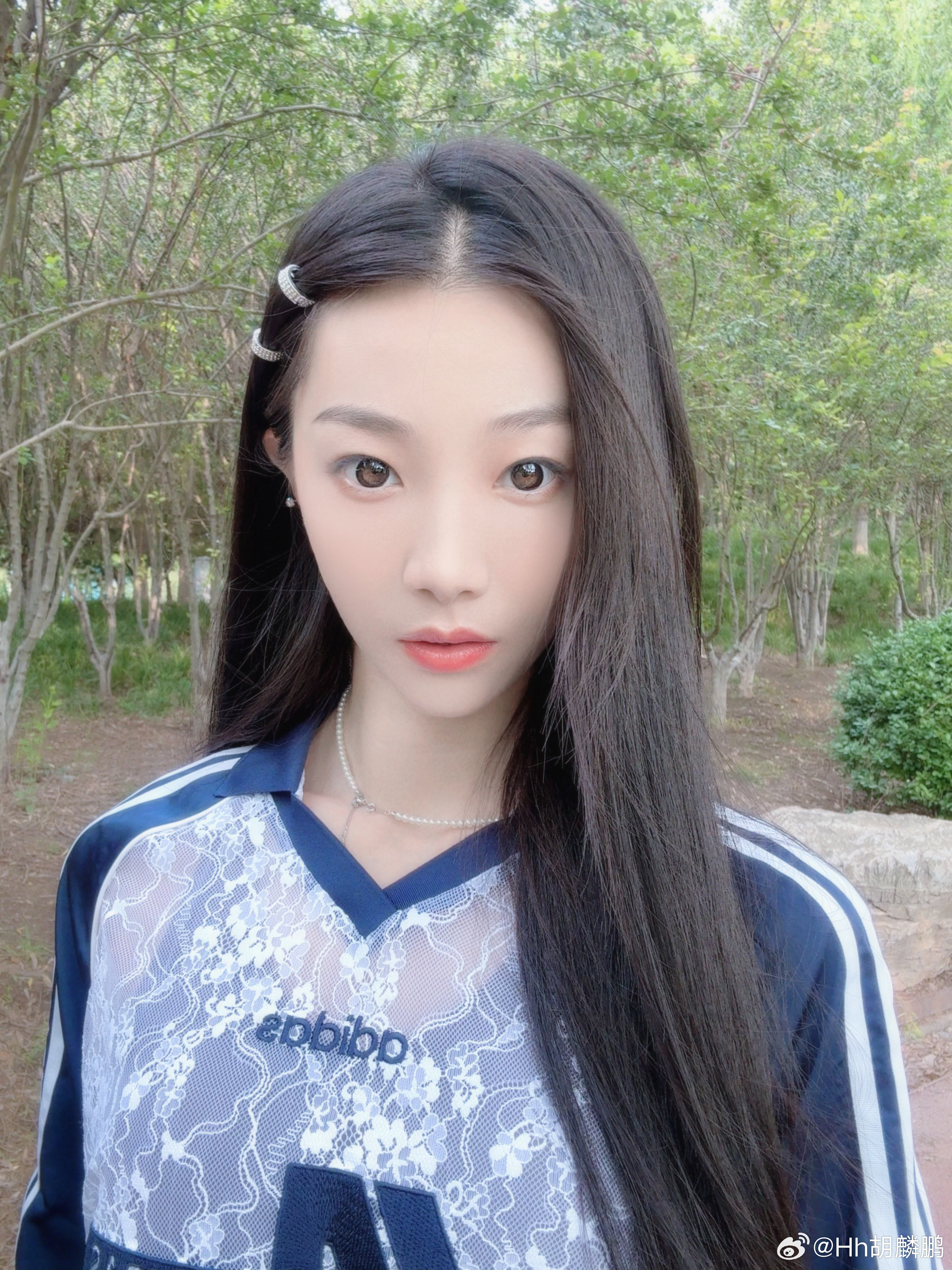 我自拍的时候🤳真的很想拍全身照！但是把手机架好在走远把全身都放进去并且找到一个