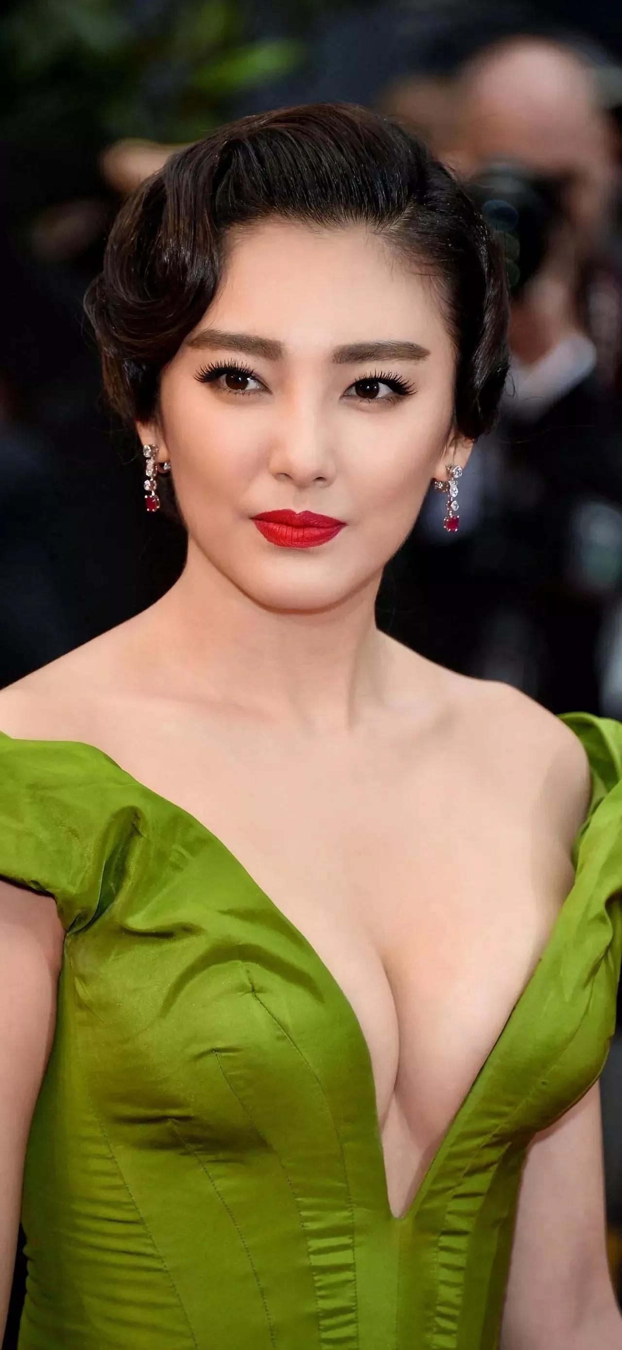 大家都清楚她是个极为强势的女人，在人前展现出强大一面，然而她屡屡遇人不淑，内心深