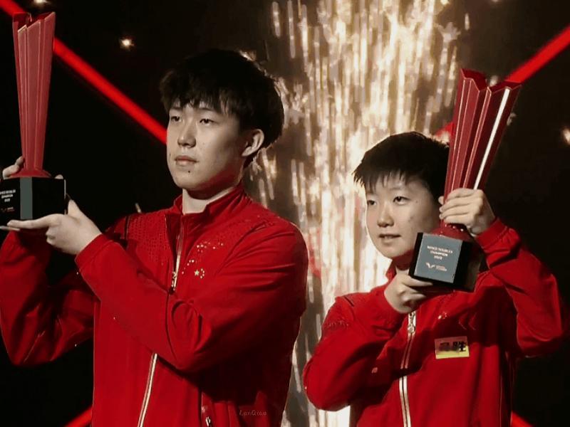 #王楚钦孙颖莎是冠军# 🏆#莎头组合夺冠# 三年喽又一起在新加坡看烟花啦[给你