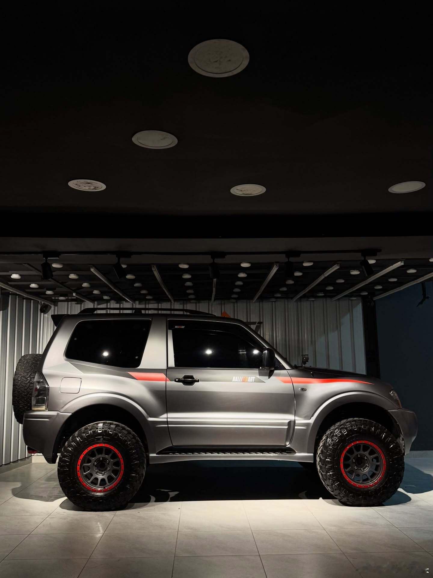 帕杰罗  原始漆面？早已过时！哑光硒石灰车身膜 + 达芬奇车贴，拉力魂拉满，这才