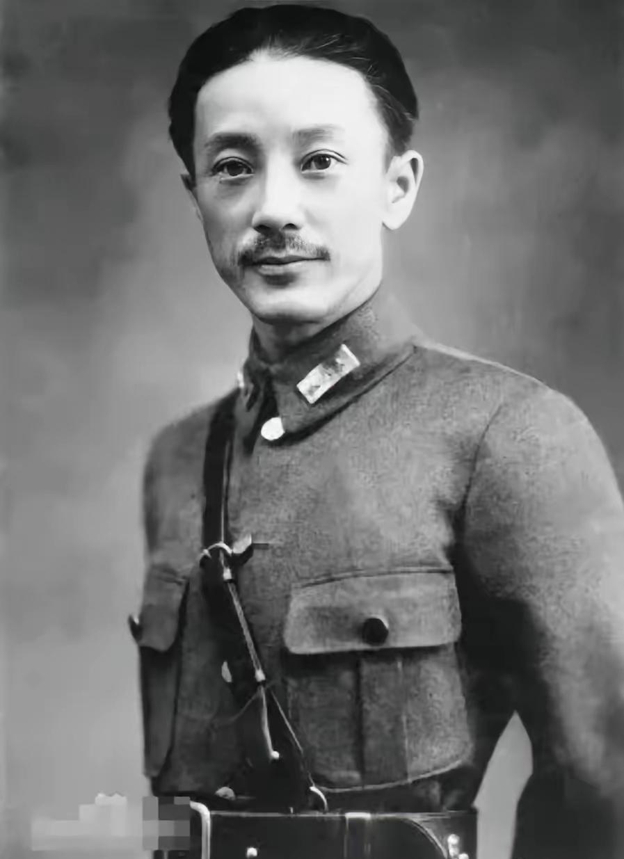 1932年深冬的上海，霓虹灯下的租界依旧歌舞升平，空气里却弥漫着一股让人喘不过气