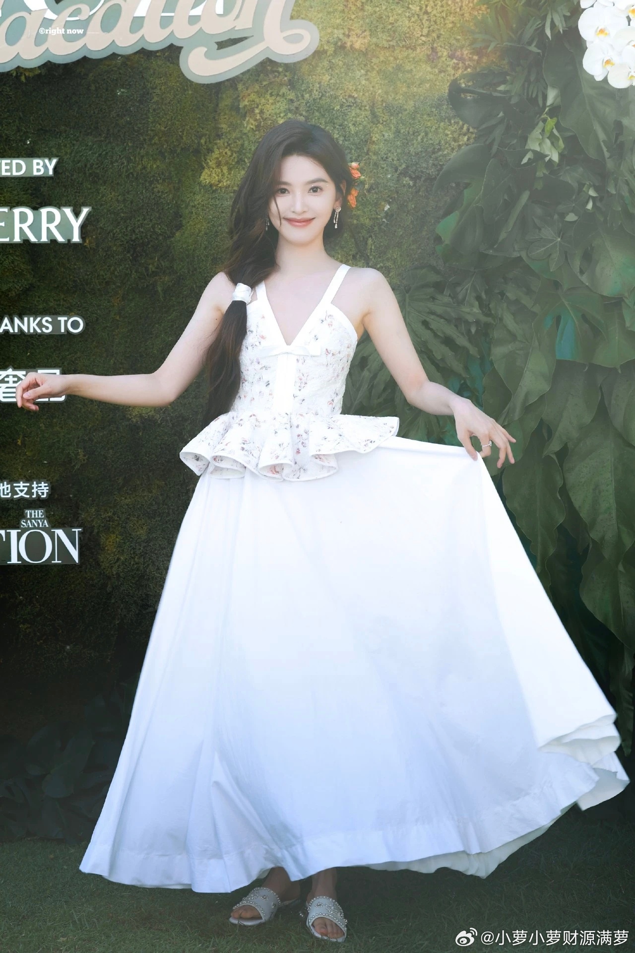 章若楠角色热度破亿，这套白裙穿搭太有青春气息了 
