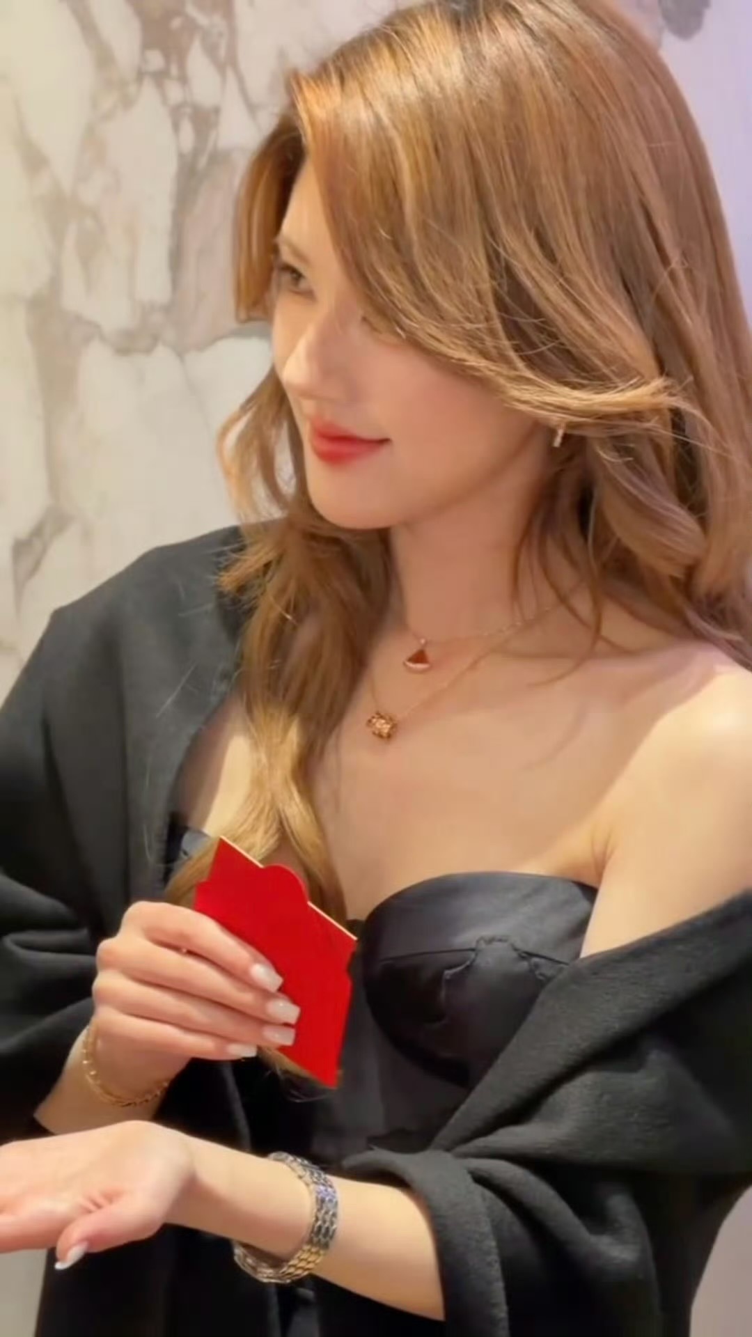 赵露思今日份宝格丽活动，状态很好啊！ 