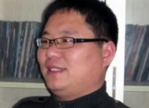 为了揭露黑砖窑的真相，崔松旺决定以一个智力障碍者的身份混入其中。他剃光头、不洗澡