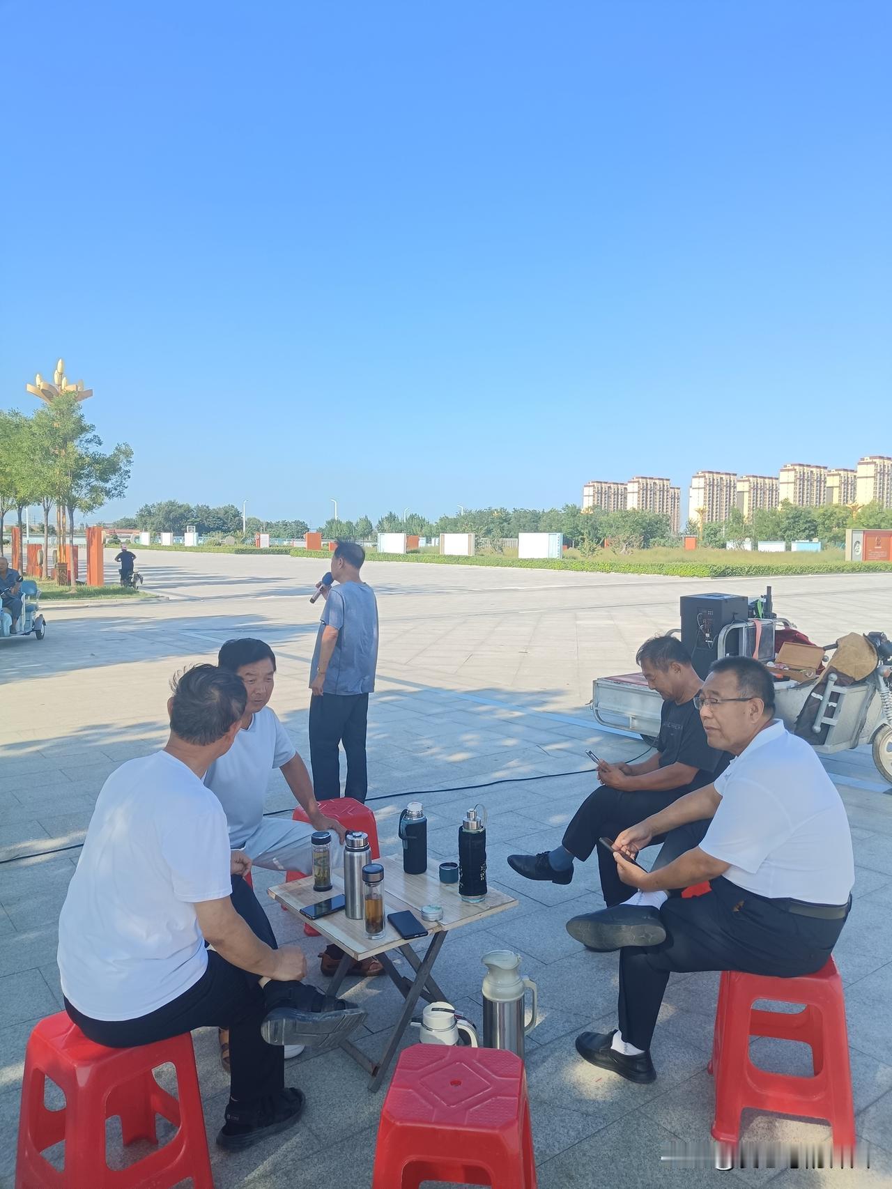 从公园唱歌回来，在路上碰见老友，他问，干什么去了？
唱歌去了。
你还会唱歌？
嗯