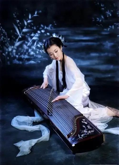 虞美人·纤纤玉手

文/扬言潮声

纤纤玉手弹仙曲，婉转指间逐。春风拂面醉人心，