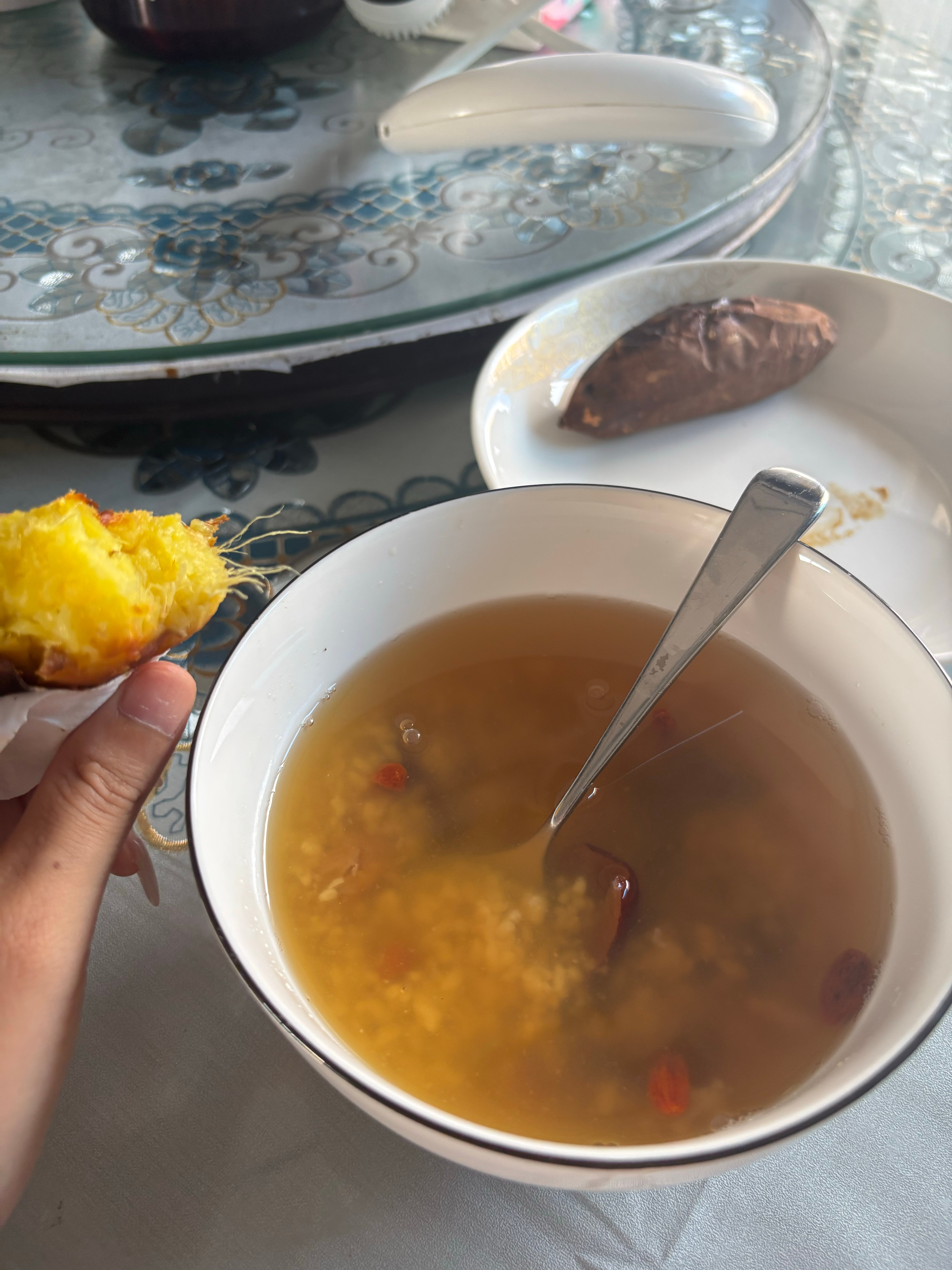 昨天还信誓旦旦说最近得控糖来着，今天这早餐，甜的发腻。吃不下了。出门工作吧，一堆