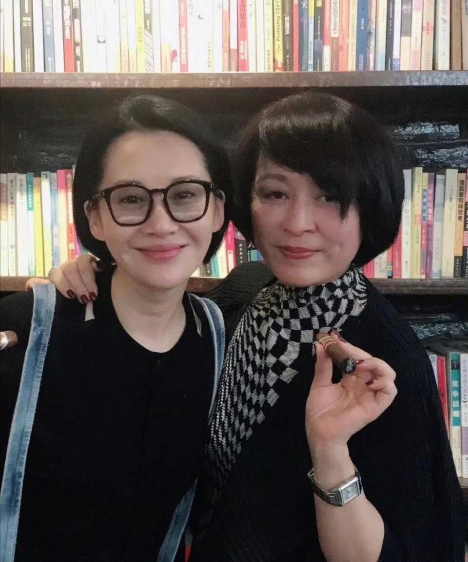 下面是许晴和朋友聚会的的照片。她全素颜出镜，脸上看不出半点妆容。

她一头短发，