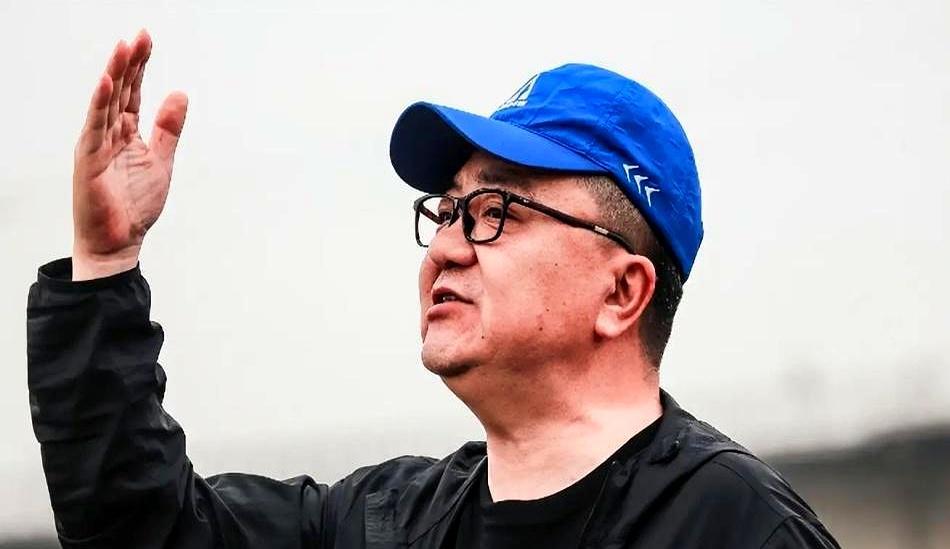 这闹剧该停了！
本以为能扳倒董路，没想到自己先被扒底，孩子们披着国旗舞还未完，举