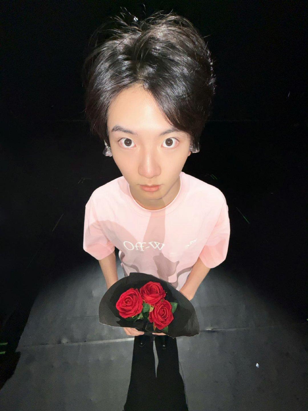 穆祉丞手捧玫瑰穆祉丞在等待他的恋人 燥候之 