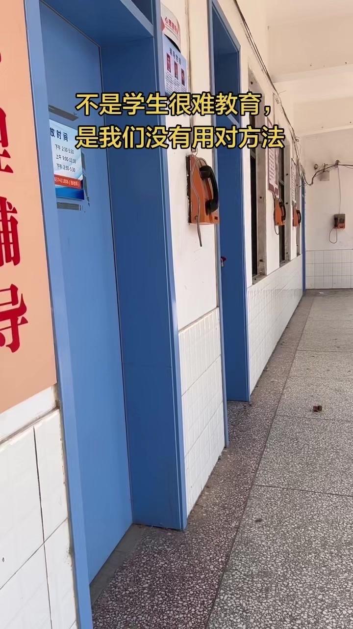 学校办公室锁总坏，修一次几十块还麻烦。我让学校换了明锁，谁知铁柄一拉就开，学生发