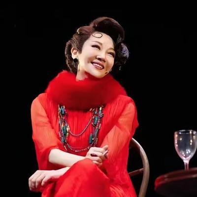 近60岁的京城第一大美女许晴最近又刷屏了。
许晴一辈子绯闻不断，从电影学院开始，