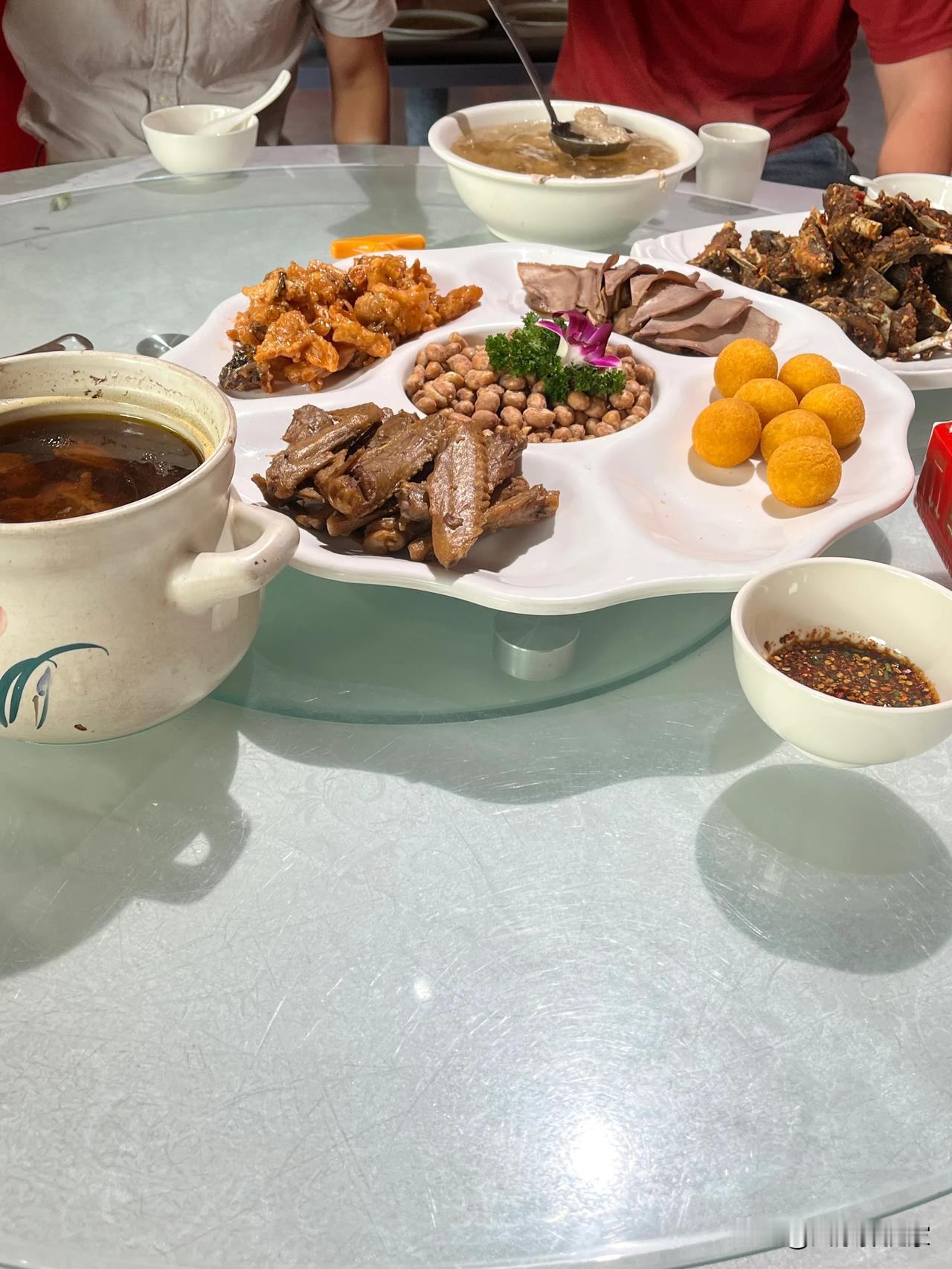 卤味拼盘制作方式非常简单
只需要各种各样的卤味自制小吃拼在一起
形成过年过节还有