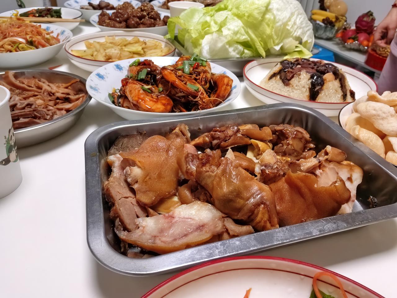 除夕，在饭店吃的年夜饭，总觉得少了点啥！
初一，可算轮到我上场了。做的都是小李和