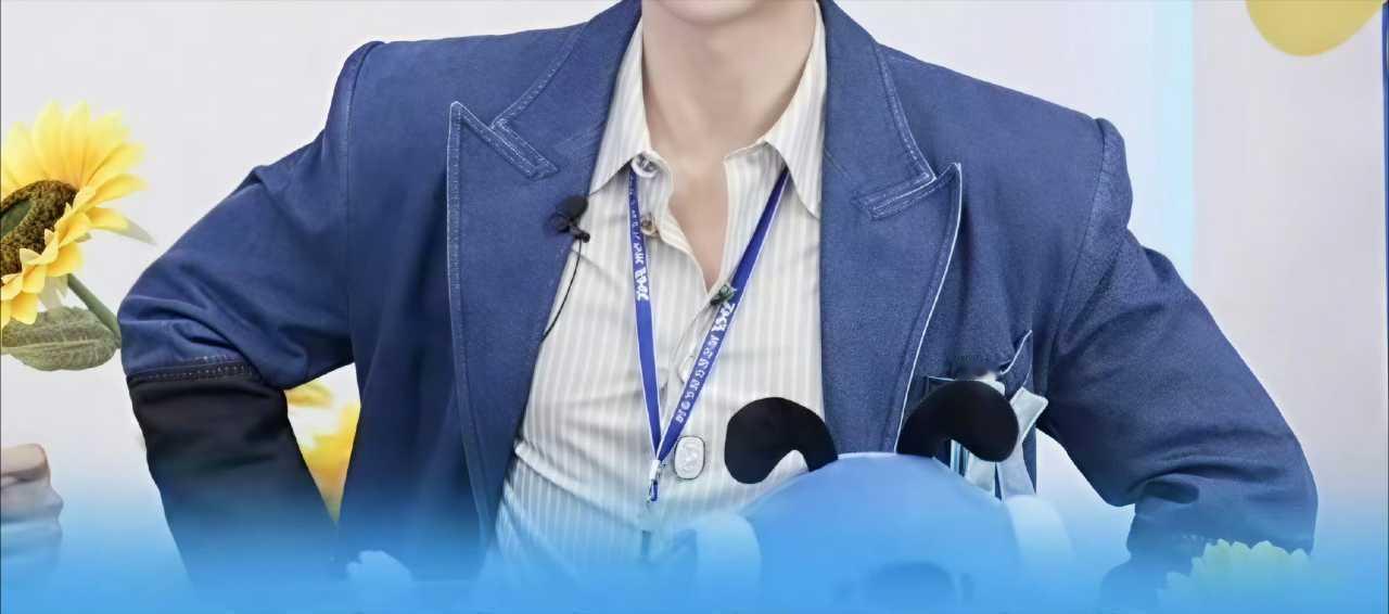 早安！大棚人执着的胸肌有了！过完年大家执着的腹肌也不会远了！刘宇宁  |摩登兄弟