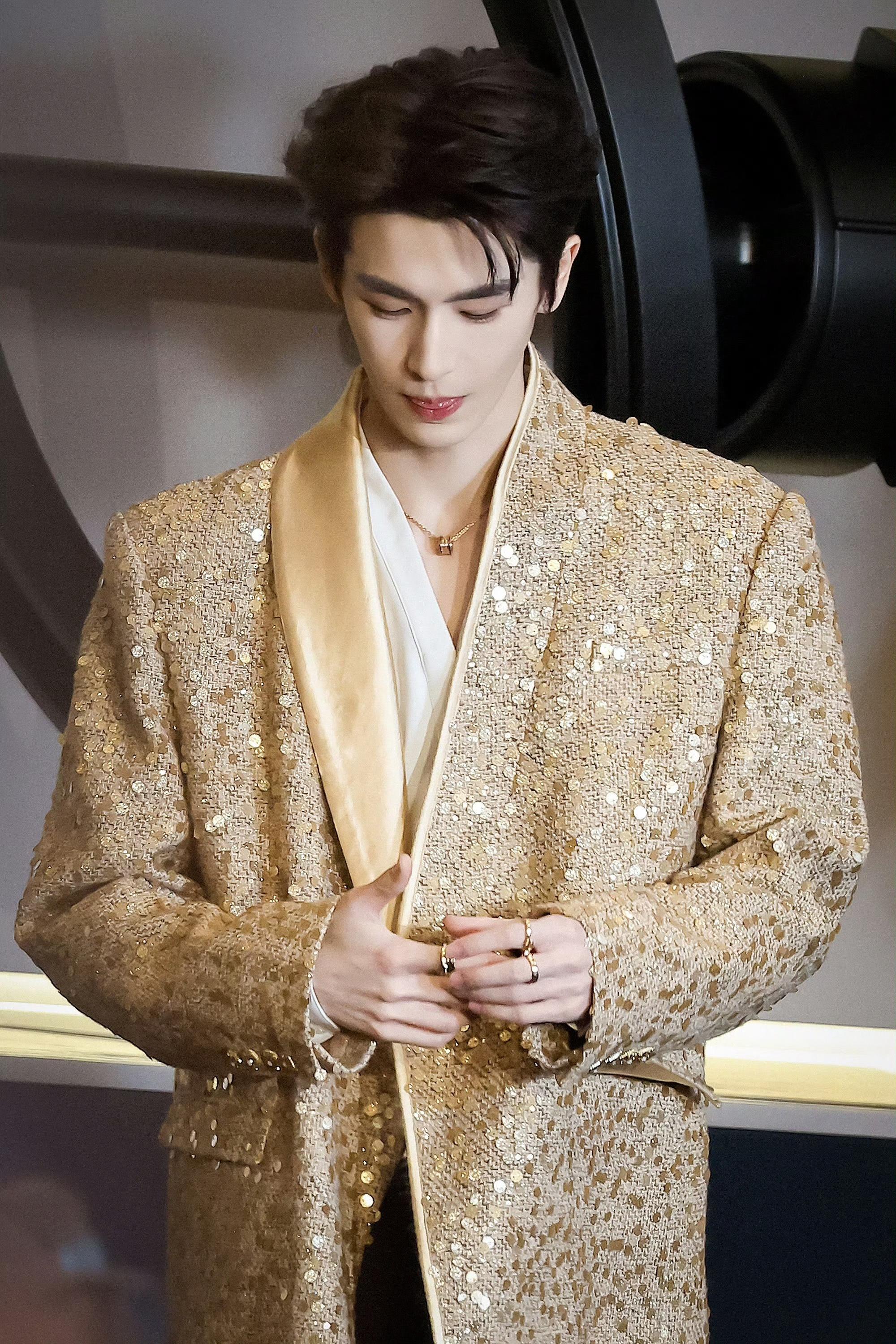 张凌赫苏州活动路透图小表情太可爱了张凌赫非常感谢闺蜜