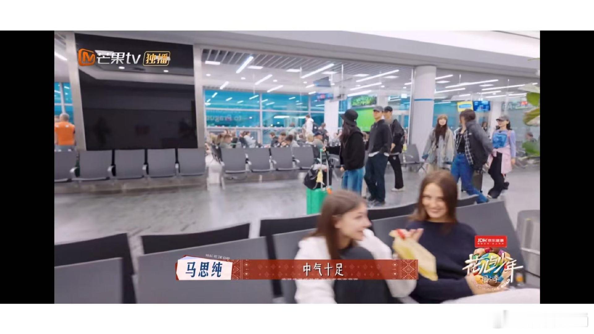 龚俊在李沁面前一秒露馅 龚俊刚抛出“没订到”的梗，就被李沁无情戳破，这俩人你来我