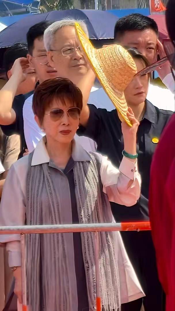 洪秀柱现身阳江开渔季｜沧海为纽带，两岸共渔歌
 
海风裹挟着海鲜咸香，海陵岛人声