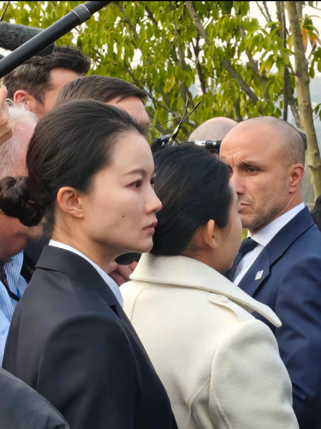 布里吉特去大熊猫繁育基地，身边的一位女保镖大家一看就认出来了，而且经常参加重要任