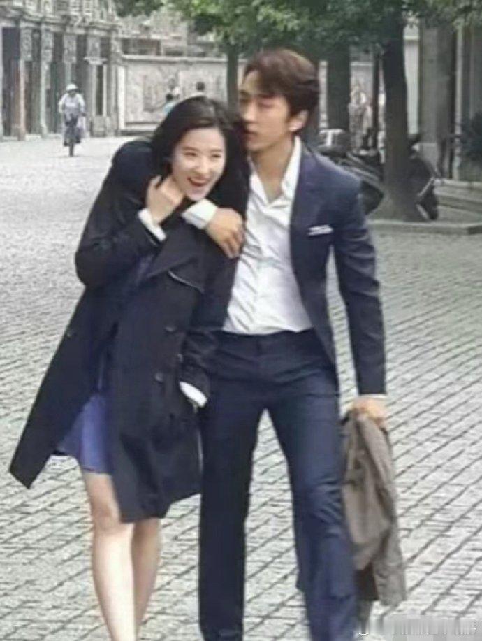 当年互相耍了几年流氓的超绝cp，后来因为工作忙分开了 ​​​