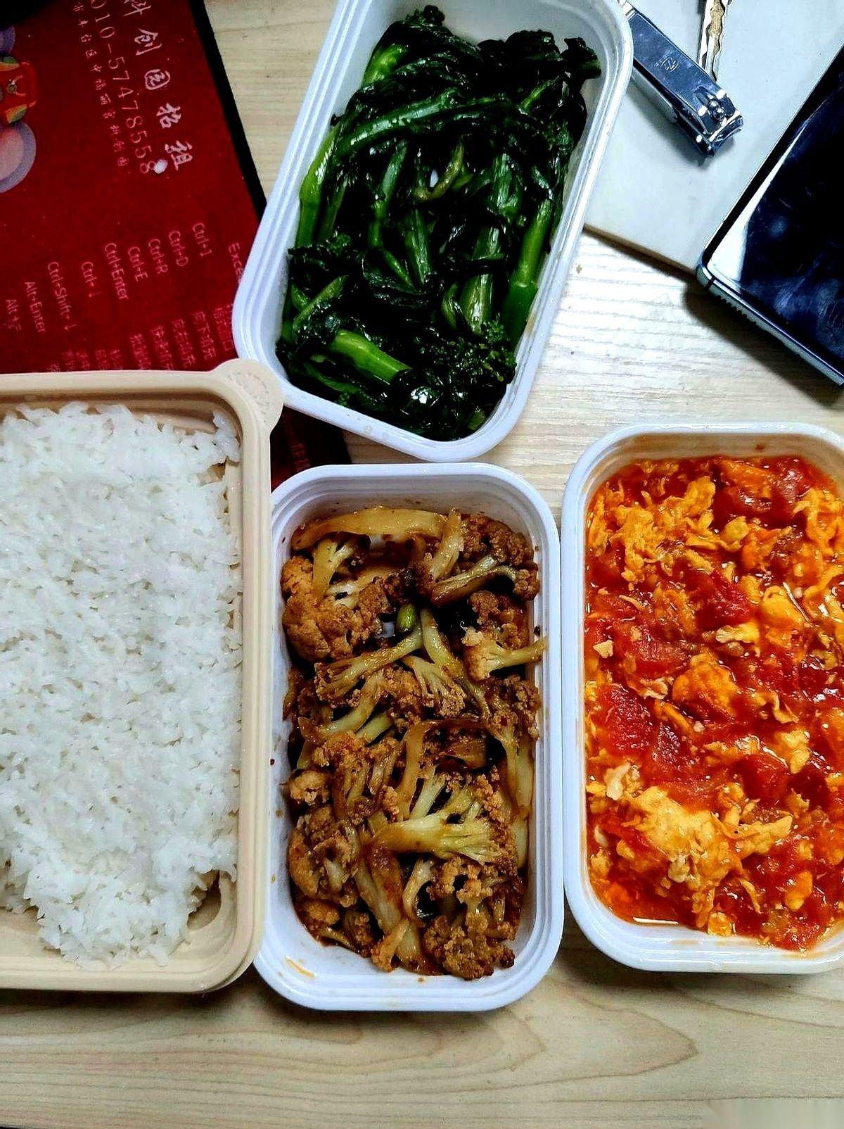 我人都傻了。
刚干了一整碗剩米饭，就是那种冷冻过，再用微波炉打热的。
测了下血糖