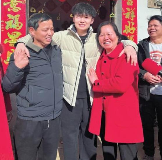 四岁被拐的彭聪聪，21 年后跟亲生父母相认，在此之后他果断退还了养父母给他买的房