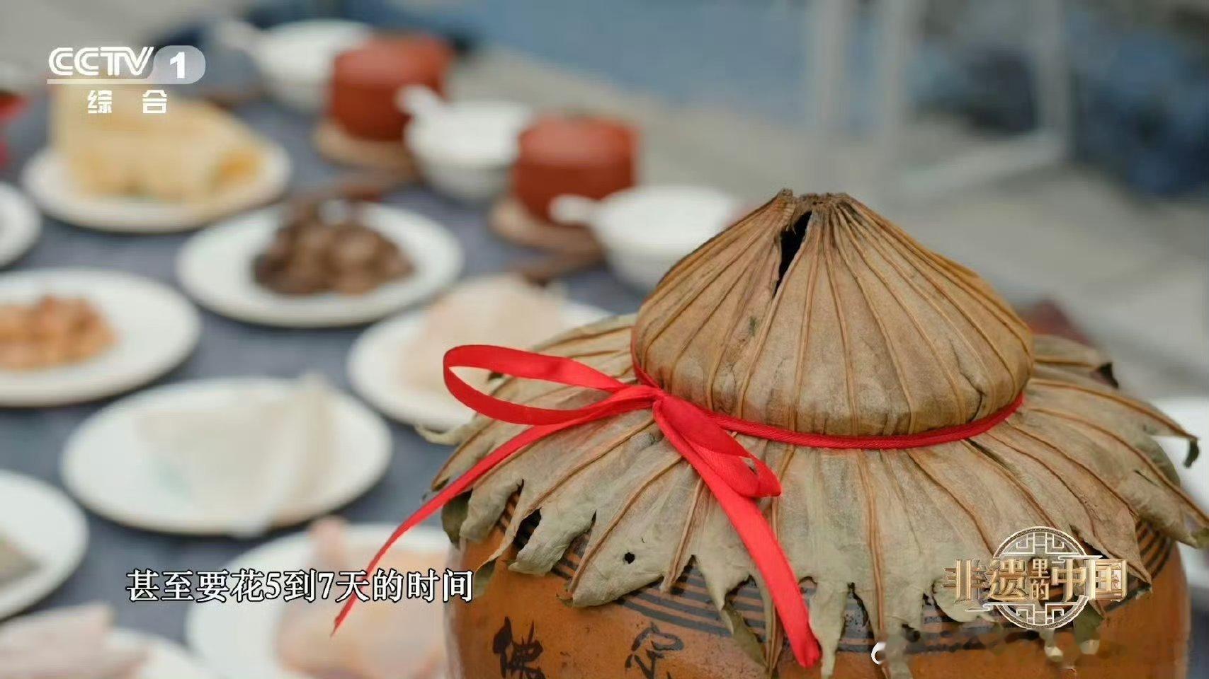 福州这口汤满足对鲜的所有想象 底小肚大的坛子把鲜味儿锁得死死的，海参鲍鱼炖得软烂