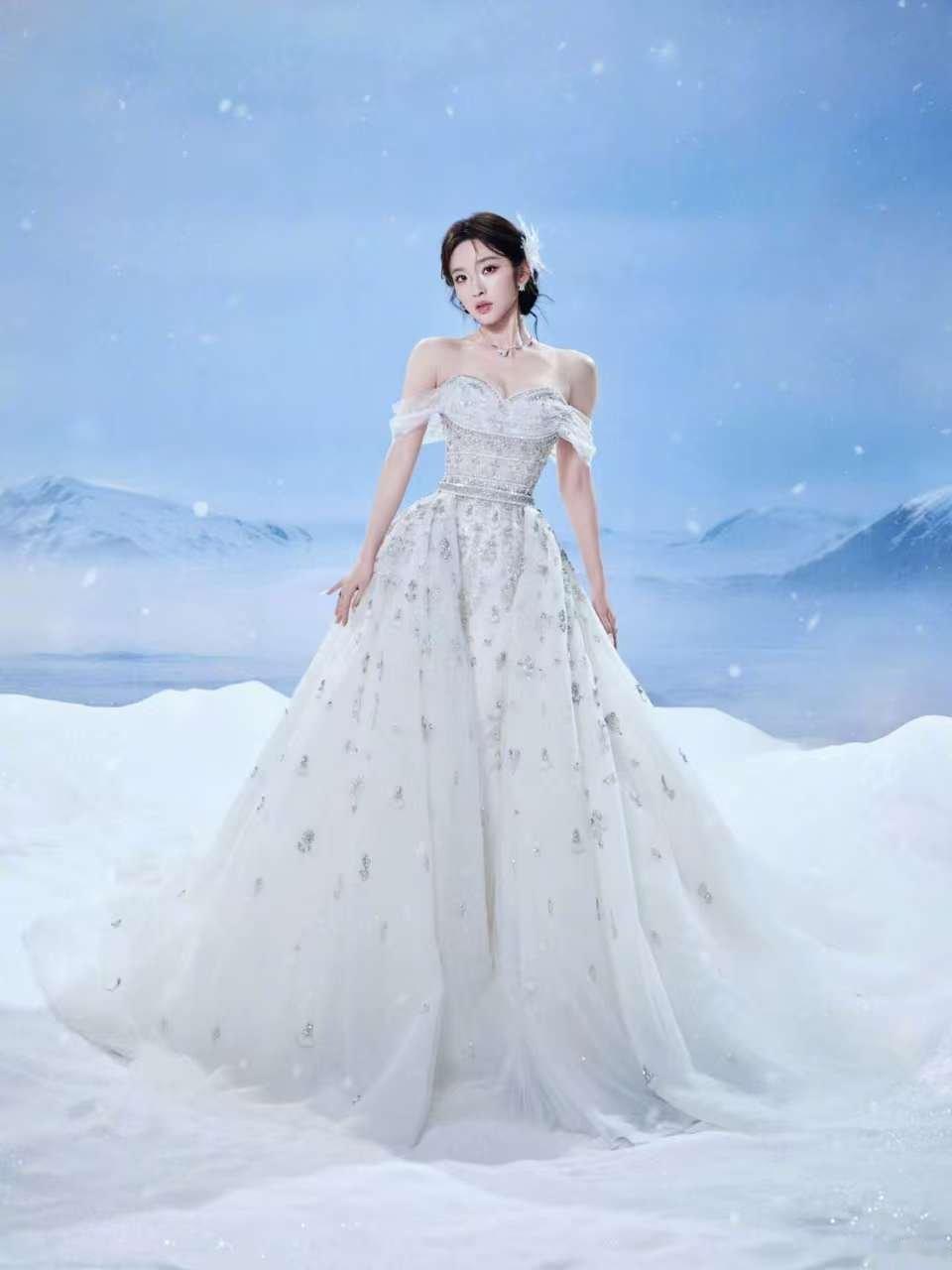 唐艺昕婚纱造型 艾莎同款仙气！唱《雪人》时的她，比冰雪更剔透动人。 