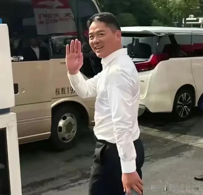 刘强东重乡情，七夕回宿迁夜市喝酒，和老乡称兄道弟，做鬼脸，丝毫没有千亿富豪的架子