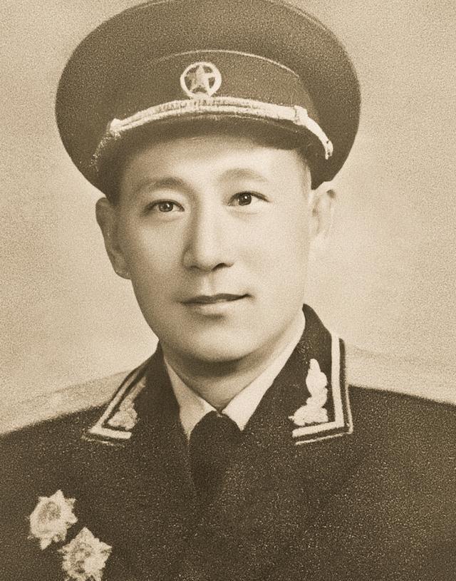 1940年，东北军一连长率部投奔八路军，十年后，他成为家喻户晓的“万岁军”将领。