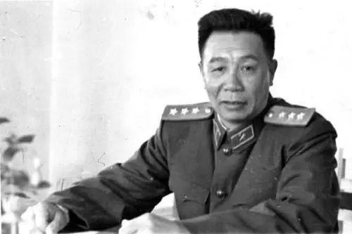 1995年7月22日，北京一间病房里，86岁的陈士榘躺在床上，呼吸越来越微弱。守