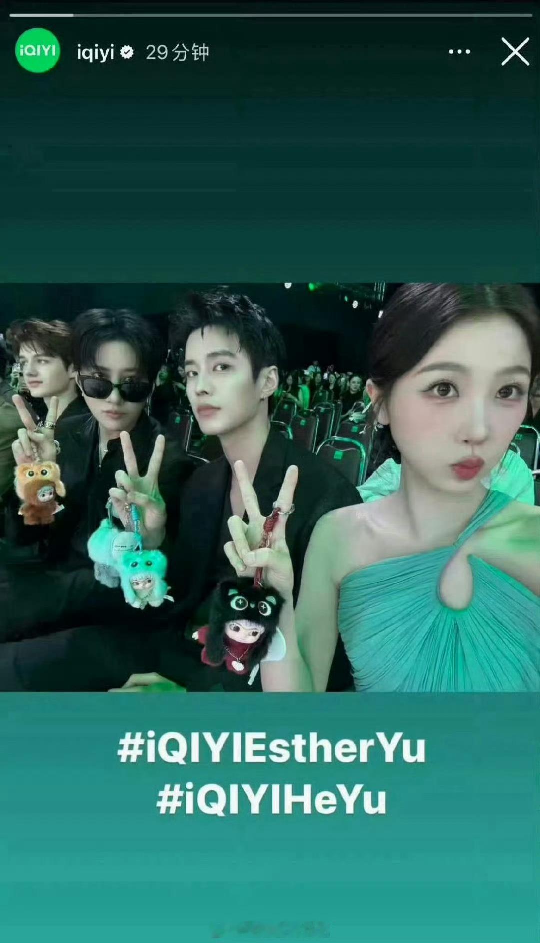 爱奇艺发了虞书欣和何与的自拍，看起来很看好《双轨》。 ​​​