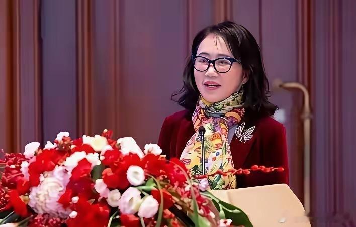 一个自己持股42%的创始人，被自家公司扣了一年薪水。65岁的周晓萍，刚从“常州女