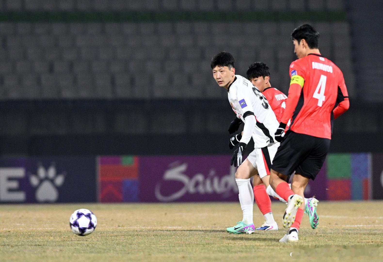 又仔细看了一遍上港跟江原的这场亚冠，我感觉卢永涛要是这样踢下去说不定下赛季踢完有