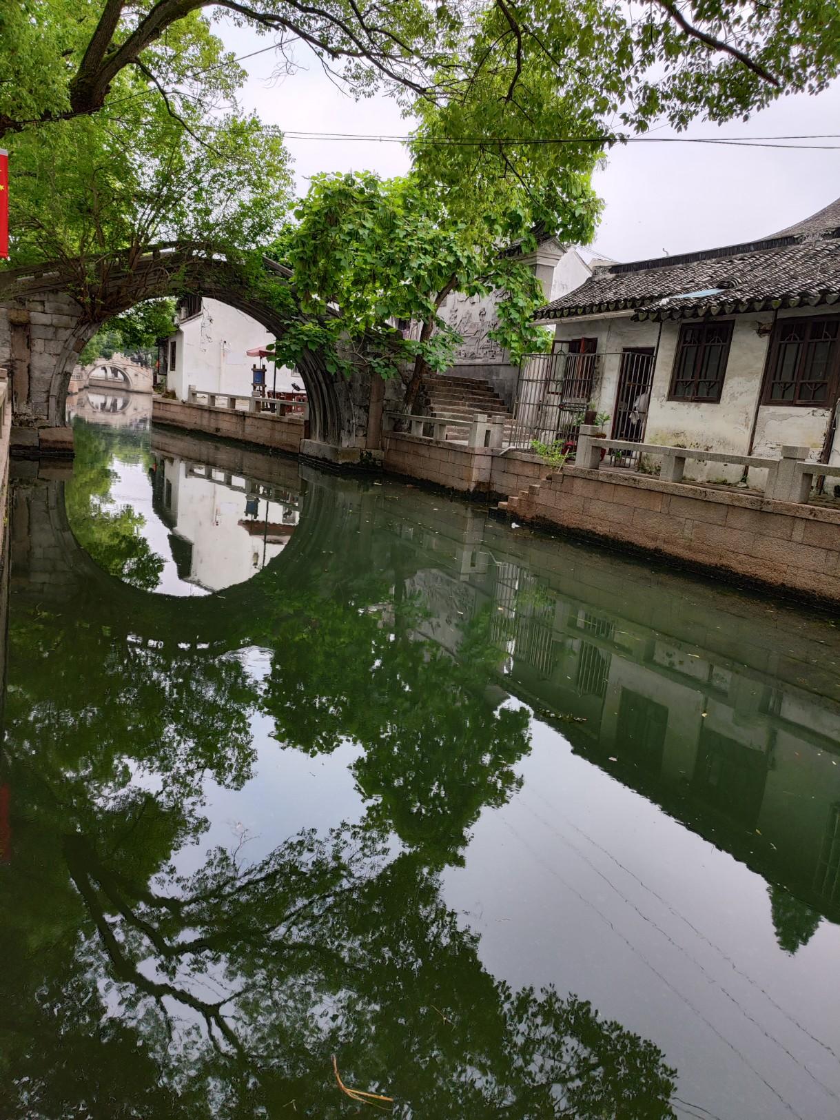 江城子 .  怀旧

漫漫长夜卧孤床，月清光，轻风凉，
牵思萦绕，孑影对空墙。