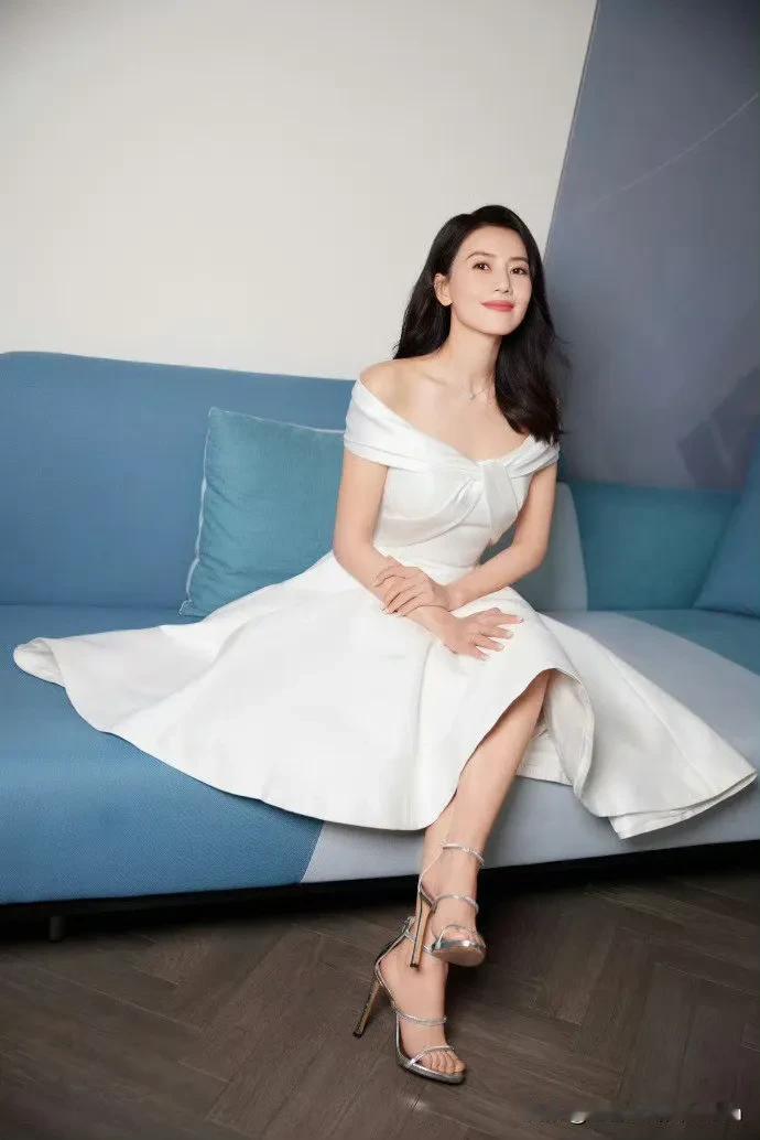 高圆圆看上去挺白的！