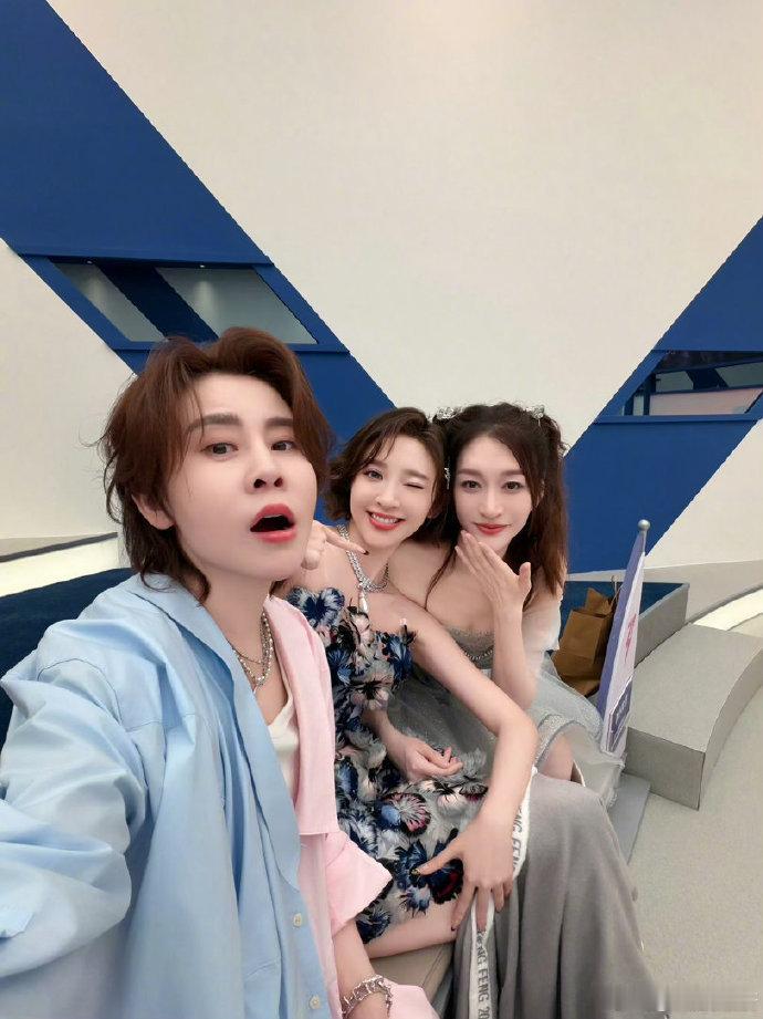 李小冉王濛唐艺昕hi6合照谁能想到一首歌能把三位风格完全不同的姐姐聚在一起，还能