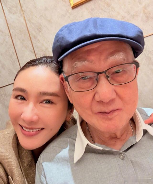 黎姿父亲节晒家宴引热议，豪门阔太变回小女孩，这才是中年人最高级的炫富 