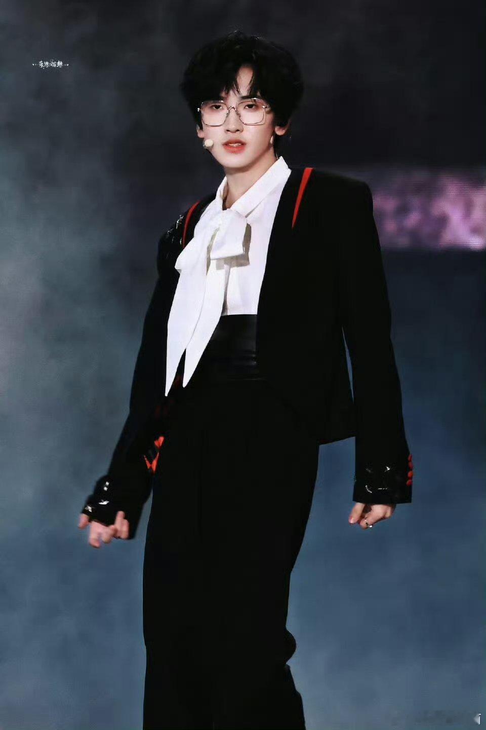 左奇函daddy级别小哥哥气场很足啊 