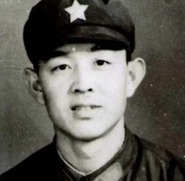 1979年，对越自卫反击战中，李庆海在护送师部首长突围后，又杀了回去，这时，一颗