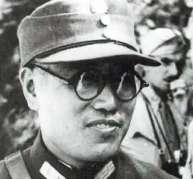 1948年，廖耀湘派手下的宪兵去枪毙作战不利的师长戴海容。宪兵刚走进师部就听见戴
