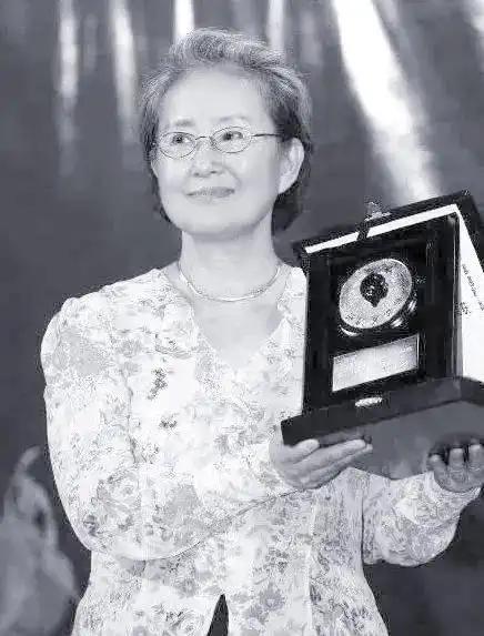 文坛最有傲骨的女作家！拿遍三项国家文学奖，遗嘱淡泊通透
 
文坛有一位被无数人称