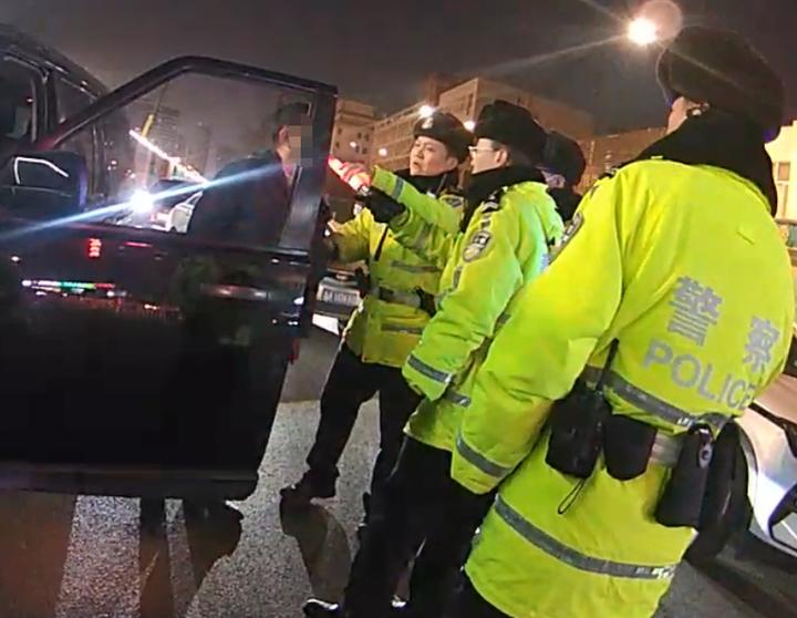 1月19日，济南市公安局交通管理支队历城区大队民警在历城五中门口西开展酒醉驾专项