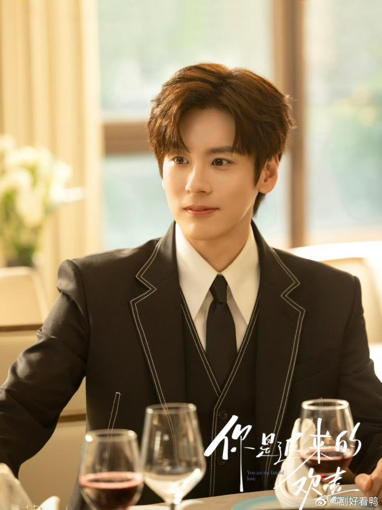 魏哲鸣郑合惠子吻戏好欲 暧昧拉扯太好磕了🥰！摘眼镜动作苏断腿，十年暗恋遗憾终将