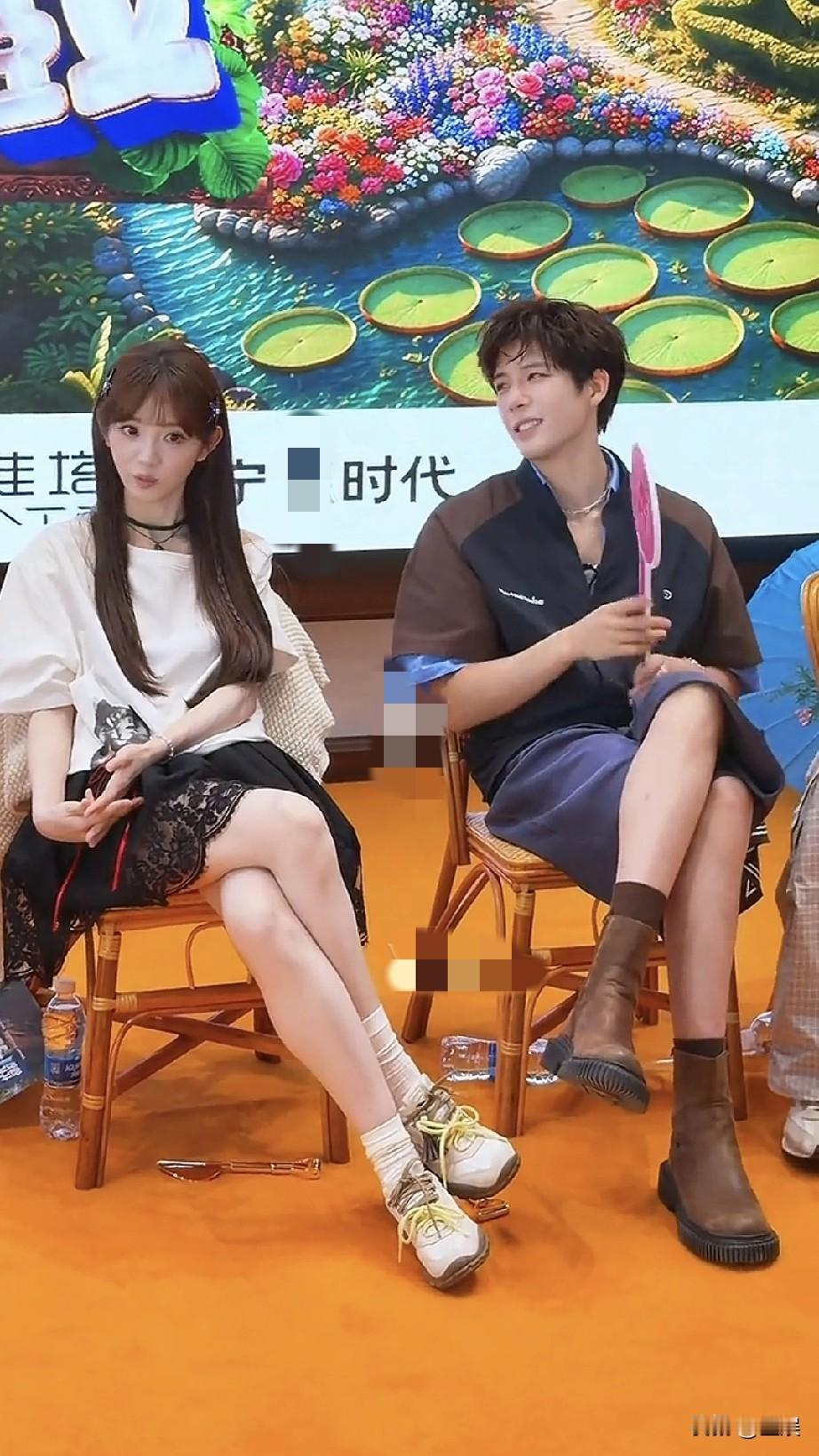 田曦薇坐在椅子上聊天。