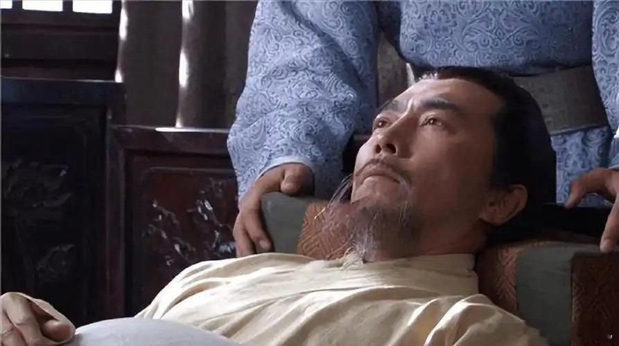 刘伯温病危时，胡惟庸奉旨送来汤药。他喝下后，指着床头木匣对儿子说：“我死后，立刻