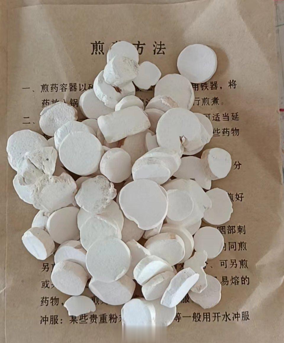 两种山药圆片患者喝了说是酸味，大概是硫磺熏蒸的。图二就没有酸味。 ​​​