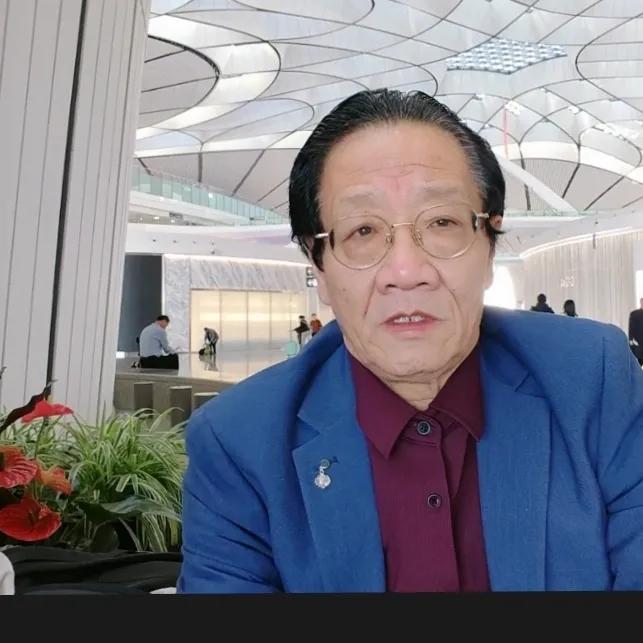 退休之后该过哪种生活？真没啥标准答案。
 
有人爱养花遛鸟、有人爱带孙子享天伦，