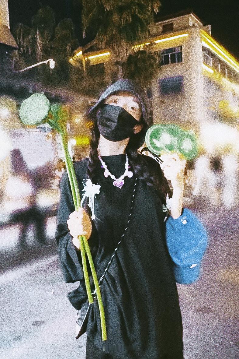 杨幂 “恋人怀中……小莲蓬”🪷 